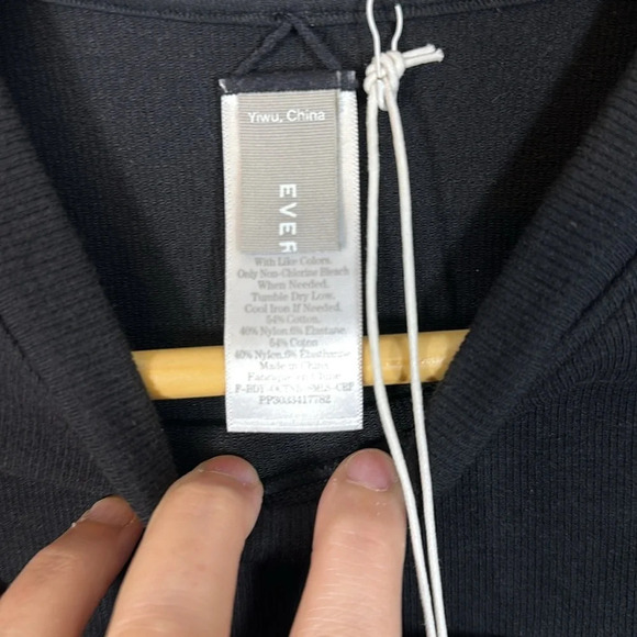 Everlane The Seamless Tee Cropped Black NWT M/L - Picture 4 of 8